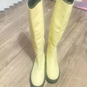 【関税込み】BY FAR イエロー Russel ブーツ Yellow Russel Boots by BY FAR on Sale